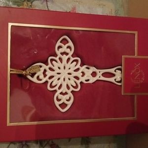 NWT Lenox Snow Fantasies Cross Ornament